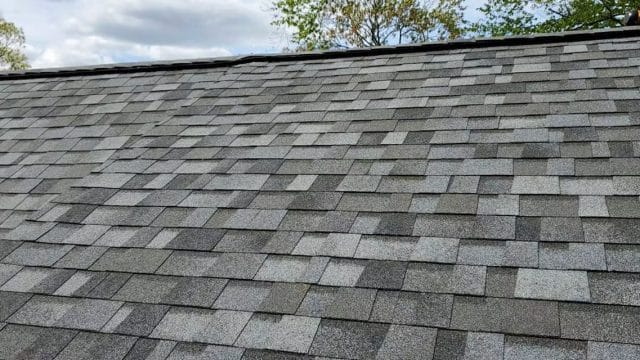 how much does a bundle of roofing shingles weigh